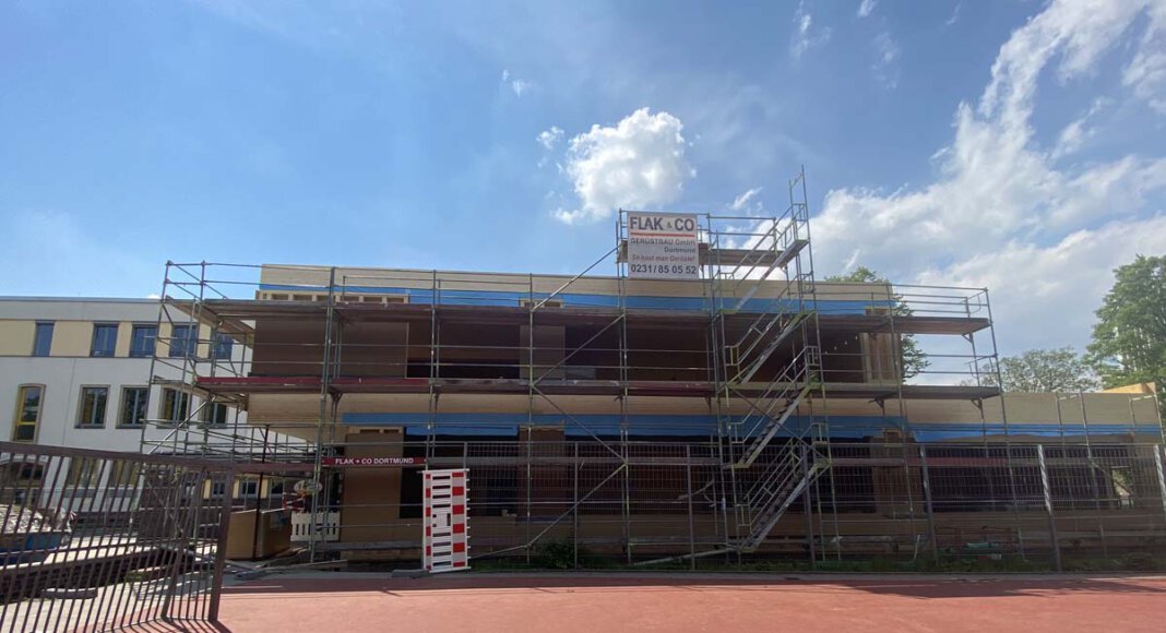 Die Holzkonstruktion des Erweiterungsbaus an der OGS Matthias-Claudius-Grundschule/Gottfriedschule wurde nun fertiggestellt. Die Bauarbeiten können nun weitergehen. Foto: Stadt Lünen