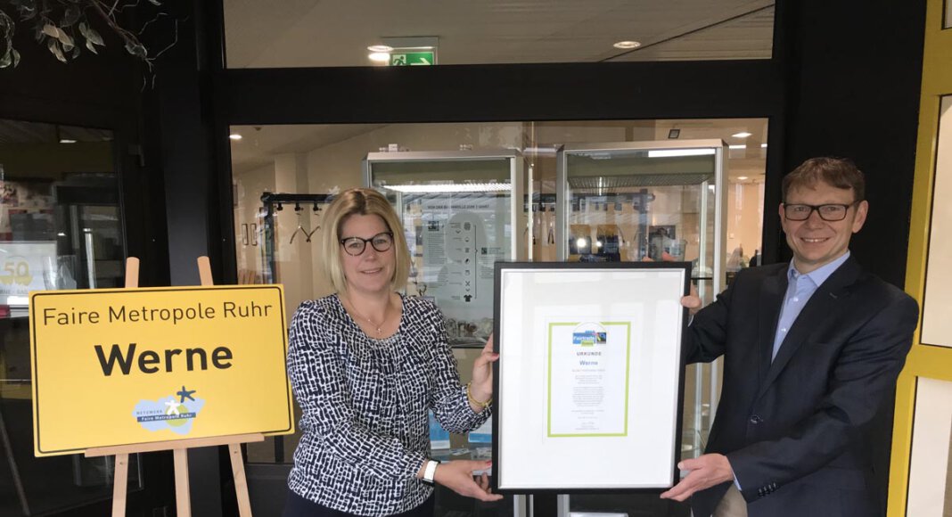 Stephanie Viefhues und Bürgermeister Lothar Christ freuen sich über die Rezertifizierung Wernes zur Fair-Trade-Town. Foto: Viefhues