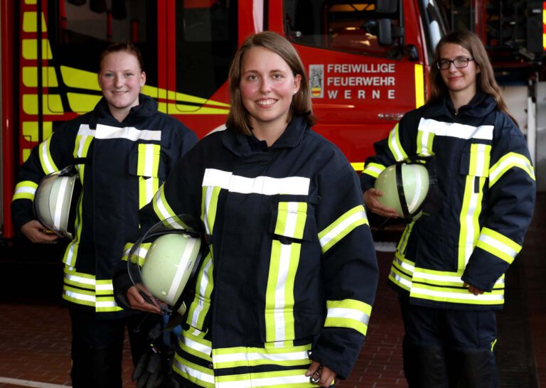 Anna Kleine, Jessica Klaus und Franziska Lange gehören zu den jungen Frauen, die sich ganz bewusst dafür entschieden haben, in der Freiwilligen Feuerwehr tätig zu sein. Foto: Volkmer