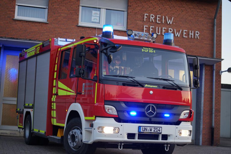 Der Löschzug 3 aus Stockum war schnell an der Einsatzstelle und verhinderte bei dem Wohnungsbrand im Ginsterweg Schlimmers. Foto: Feuerwehr Werne