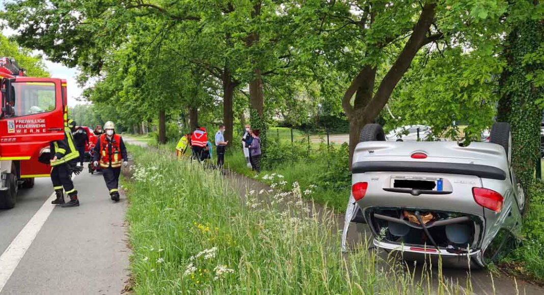 Auf der Münsterstraße in Höhe Feel Fit war ein Pkw aus unbekannter Ursache aus Richtung Herbern kommend ins Schleudern geraten. Das Fahrzeug, in dem eine junge Frau saß, überschlug sich und blieb auf dem Dach auf dem Radweg liegen. Foto: Feuerwehr Werne