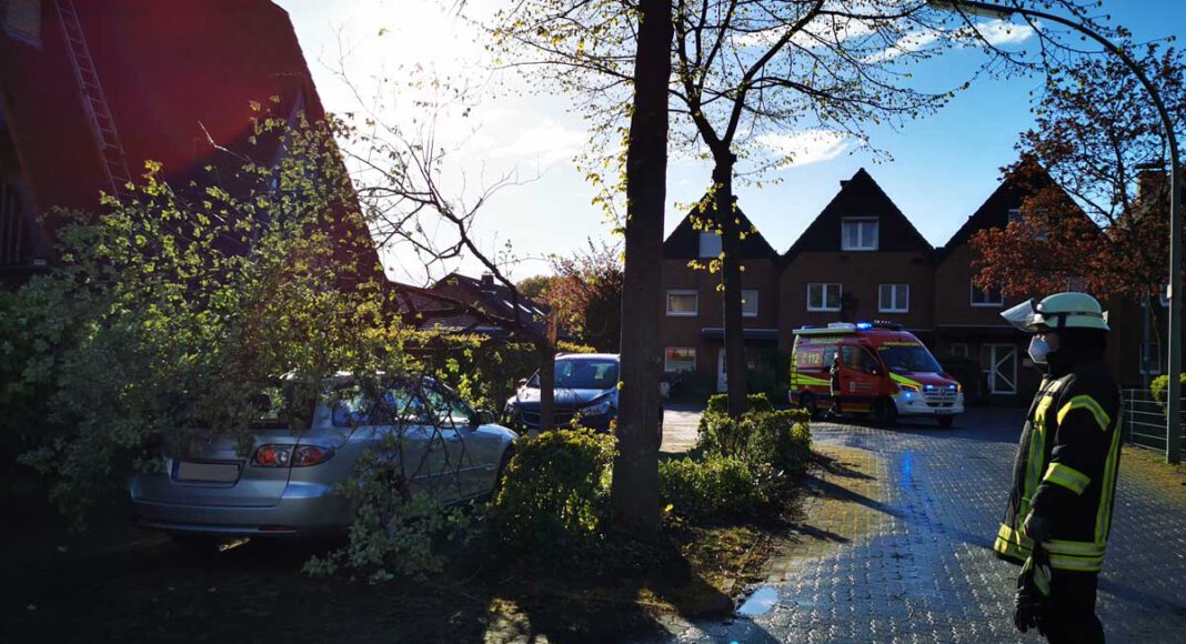 Eine Baumkrone war auf das Autodachs eines Anwohners der Käthe-Kollwitz-Straße gestürzt. Die Feuerwehr eilte zur Hilfe. Foto: Feuerwehr Werne