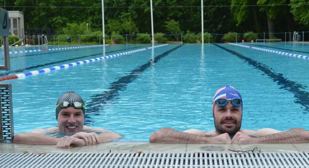 Trotz Wind und Regen: Die Besucher Robert und Philip ziehen ihre Bahnen bei über 20 Grad Wassertemperatur. Foto: Alexandra Prokofev