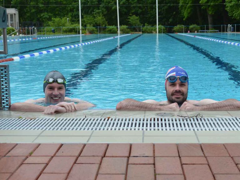 Trotz Wind und Regen: Die Besucher Robert und Philip ziehen ihre Bahnen bei über 20 Grad Wassertemperatur. Foto: Alexandra Prokofev