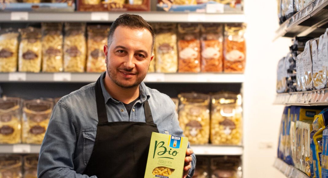 Nicht nur typische Lebensmittel kann man im Gusto Italiano einkaufen. Ein Espresso gehört zur Dolchen Vita ebenfalls dazu. Foto: Isabel Schütte