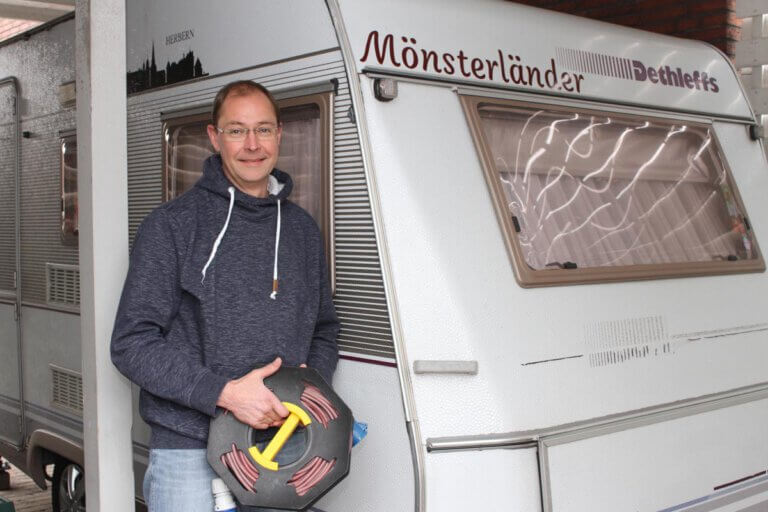 Heiko Mönster vor seinem „Mönsterländer". Nach seinem Umbau ist er jetzt in seinem mobilen zuhause autark unterwegs. Foto: Isabel Schütte