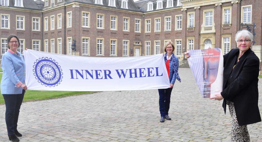 Sabine Schmid und Dr. Brigitte Westhues vom IWC Lünen-Werne sowie Kirsten Hemker von der Deutsch-Simbabwischen Gesellschaft (von links nach rechts) laden im Juni zu zwei Vorträgen über Skulpturen aus Simbabwe ein.- Foto: IWC/Anke Schwarze