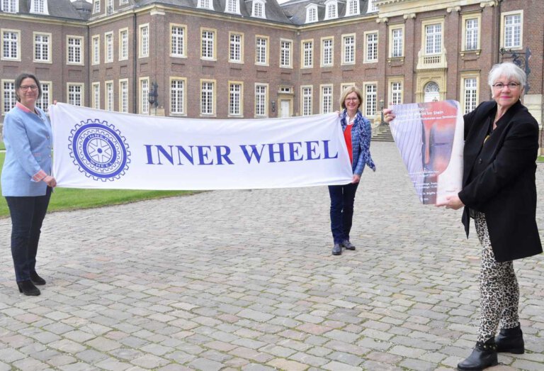 Sabine Schmid und Dr. Brigitte Westhues vom IWC Lünen-Werne sowie Kirsten Hemker von der Deutsch-Simbabwischen Gesellschaft (von links nach rechts) laden im Juni zu zwei Vorträgen über Skulpturen aus Simbabwe ein.- Foto: IWC/Anke Schwarze