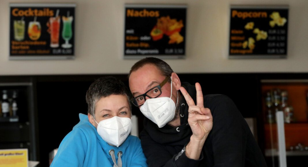 Jutta und Wido Wagner vom Capitol Cinema Center an der Alten Münsterstraße verkürzen Filmfreunden die Zeit bis zur lang ersehnten Öffnung des Kinos mit dem Verkauf von Nachos und Popcorn zum Abholen. Foto: Volkmer