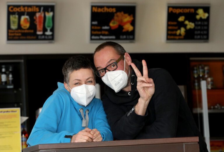 Jutta und Wido Wagner vom Capitol Cinema Center an der Alten Münsterstraße verkürzen Filmfreunden die Zeit bis zur lang ersehnten Öffnung des Kinos mit dem Verkauf von Nachos und Popcorn zum Abholen. Foto: Volkmer