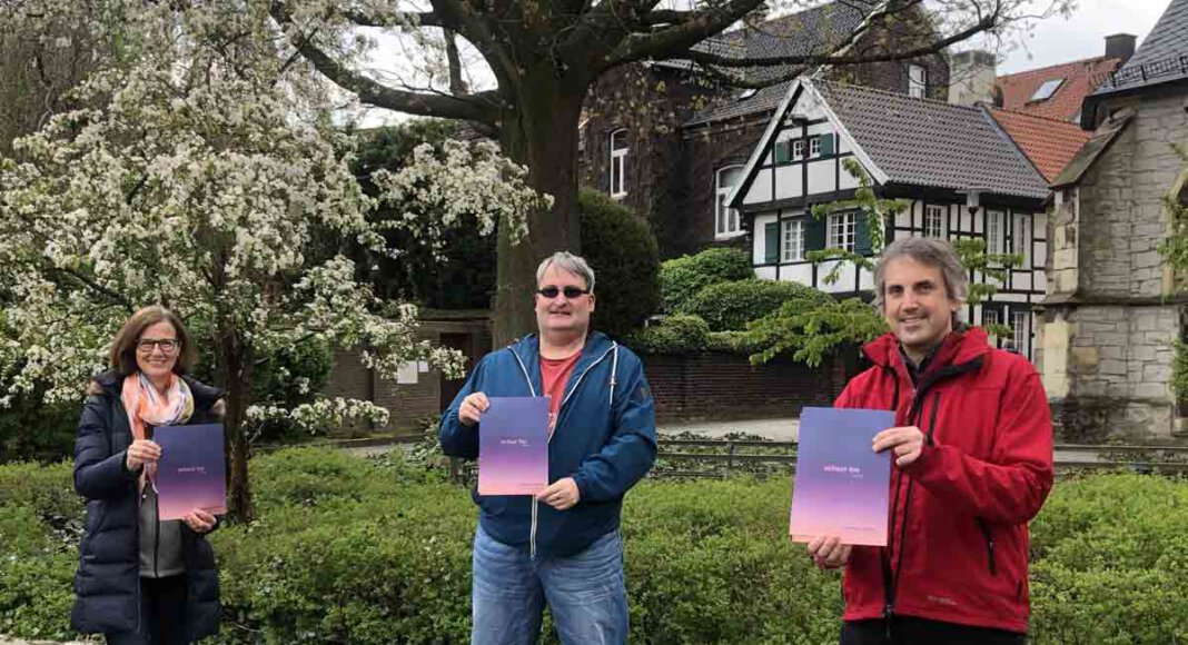 Das Foto zeigt von rechts nach links: Alexander Meese, Pfarrer der ev. Kirchengemeinde, Andreas Dahlmann, Schulseelsorger am Christophorus-Gymnasium und Maria Thiemann, Pastoralreferentin in der Pfarrgemeinde St. Christophorus. Foto: Susanne Mersch