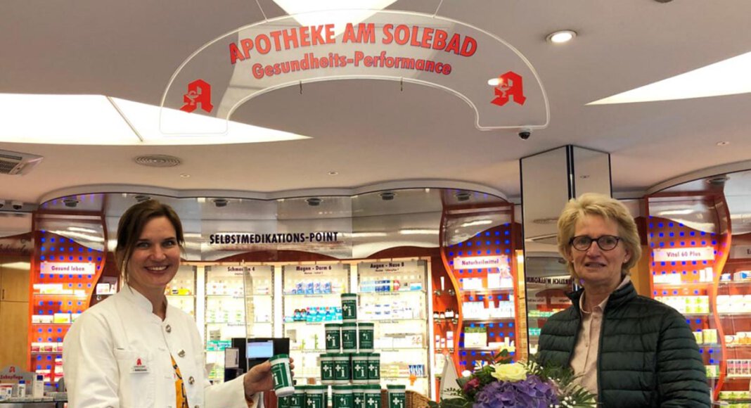 Am Mittwoch konnte Elisabeth Schwert als 1. Vorsitzende der Kolpingsfamilie diese großzügige Spende entgegennehmen. Sie bedankte sich bei Julia Matlachowsky mit einem Blumenbukett. Foto: Benno Jäger