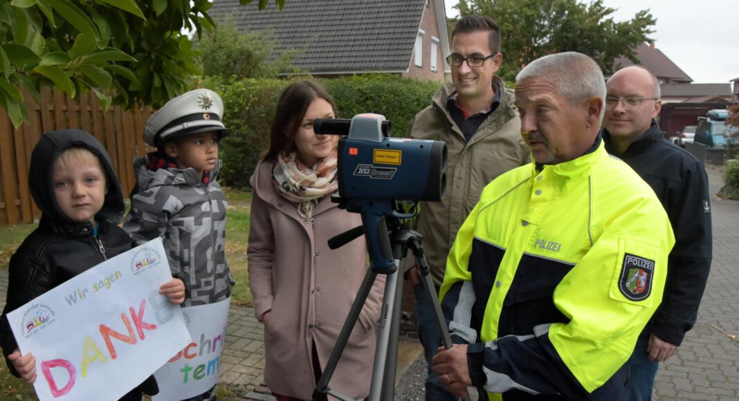 Mit Kita-Kindern und der Polizei hatte die Initiative bereits im Herbst 2019 zu schnelle Autofahrer direkt angesprochen. Solche Aktionen sollen jetzt wieder aufleben. Archivfoto: Hillebrand