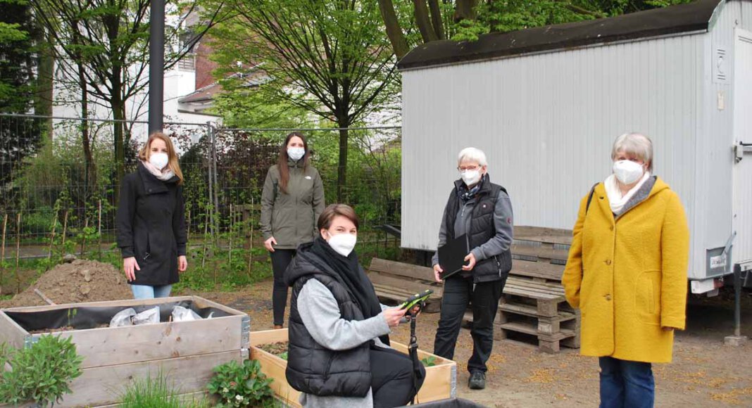 Stellten die Kamera-Nistkästen im Gartentreff an der Kirchhofstraße vor (v.l.n.r.): Nina Schlüter (Quartiersmanagement StadtGartenQuartier), Vanessa Powierski (Stadt Lünen), Manuela Anft (Leiterin Kita Marktgasse), Ute Brettner (FabLab Mitmachwerkstatt) und Heidi Sumann (Schulleiterin Viktoriaschule). Foto: Stadt Lünen