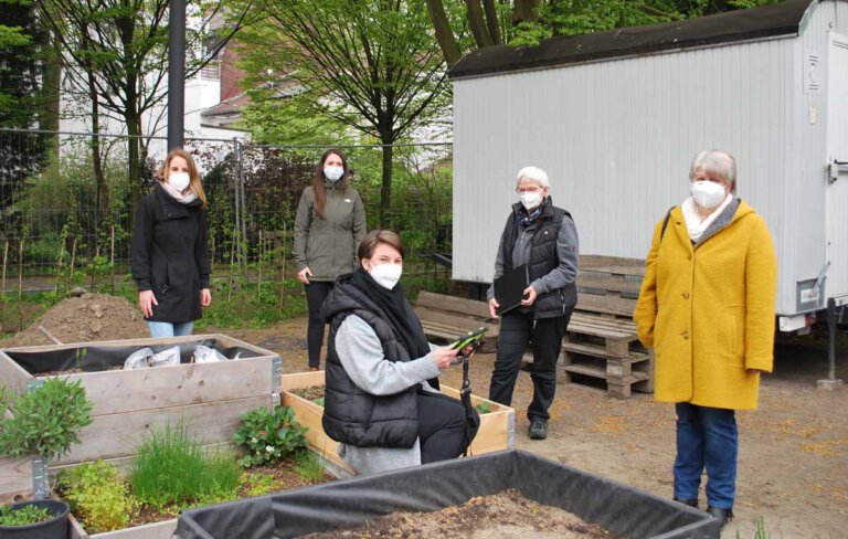 Stellten die Kamera-Nistkästen im Gartentreff an der Kirchhofstraße vor (v.l.n.r.): Nina Schlüter (Quartiersmanagement StadtGartenQuartier), Vanessa Powierski (Stadt Lünen), Manuela Anft (Leiterin Kita Marktgasse), Ute Brettner (FabLab Mitmachwerkstatt) und Heidi Sumann (Schulleiterin Viktoriaschule). Foto: Stadt Lünen