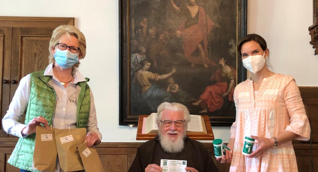 Pater Wolfgang freute sich über die Notfalldose der Kolpingsfamilie, die Elisabeth Schwert (links) und Julia Matlachowsky überreichten. Foto: Benno Jäger