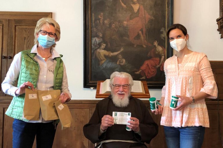 Pater Wolfgang freute sich über die Notfalldose der Kolpingsfamilie, die Elisabeth Schwert (links) und Julia Matlachowsky überreichten. Foto: Benno Jäger