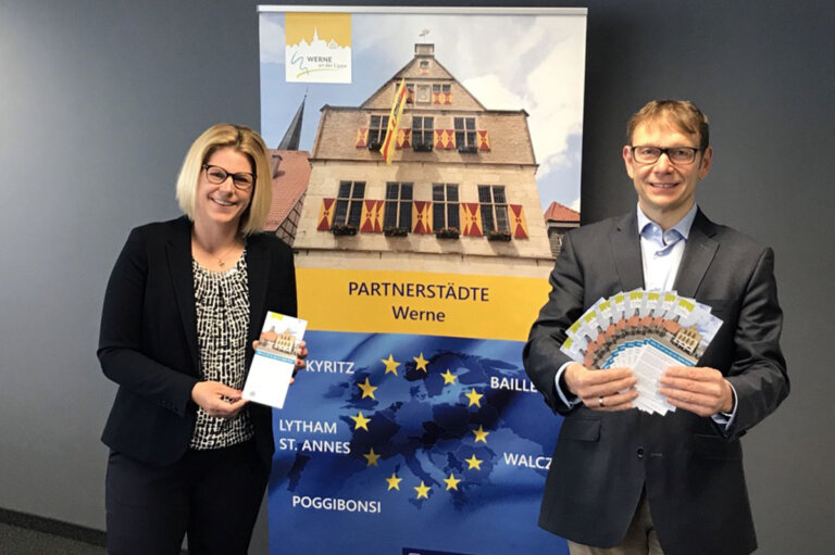 Trotz aller sozialen Distanzierung und Reiseverboten bleibt die Stadt Werne mit ihren Freunden in aller Welt in Verbindung. Darauf weisen Stephanie Viefhues und Bürgermeister Lothar Christ hin. Foto: Viefhues