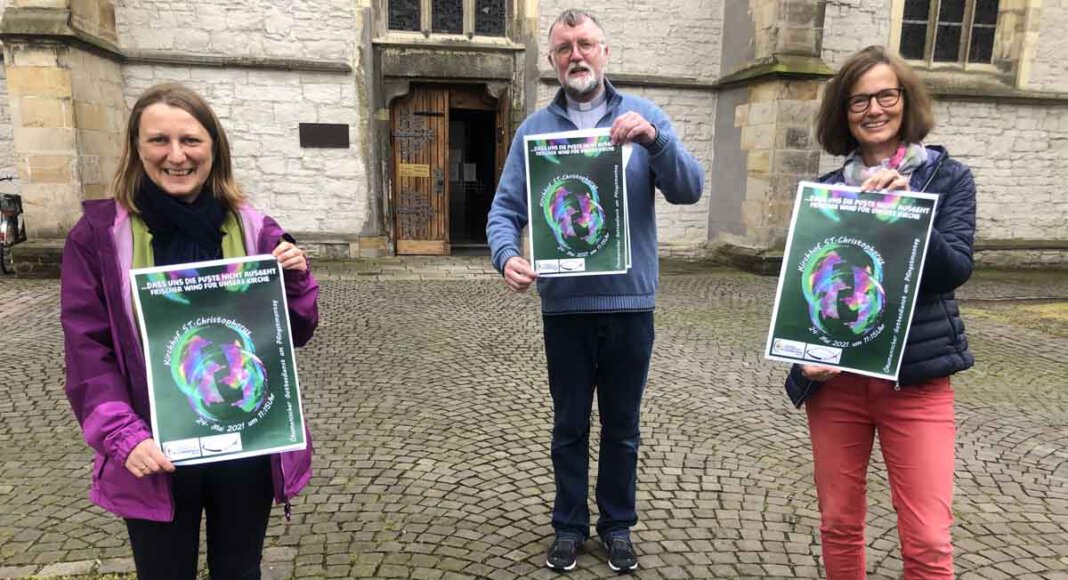 Freuen sich auf den Freiluftgottesdienst (von links): Carolyne Knoll, Pfarrerin der evangelischen Kirchengemeinde, Jürgen Schäfer, Pfarrdechant der Christophorusgemeinde und Maria Thiemann, Pastorlareferentin der Christophorusgemeinde; Foto: Josef Meinke