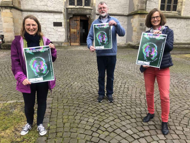 Freuen sich auf den Freiluftgottesdienst (von links): Carolyne Knoll, Pfarrerin der evangelischen Kirchengemeinde, Jürgen Schäfer, Pfarrdechant der Christophorusgemeinde und Maria Thiemann, Pastorlareferentin der Christophorusgemeinde; Foto: Josef Meinke