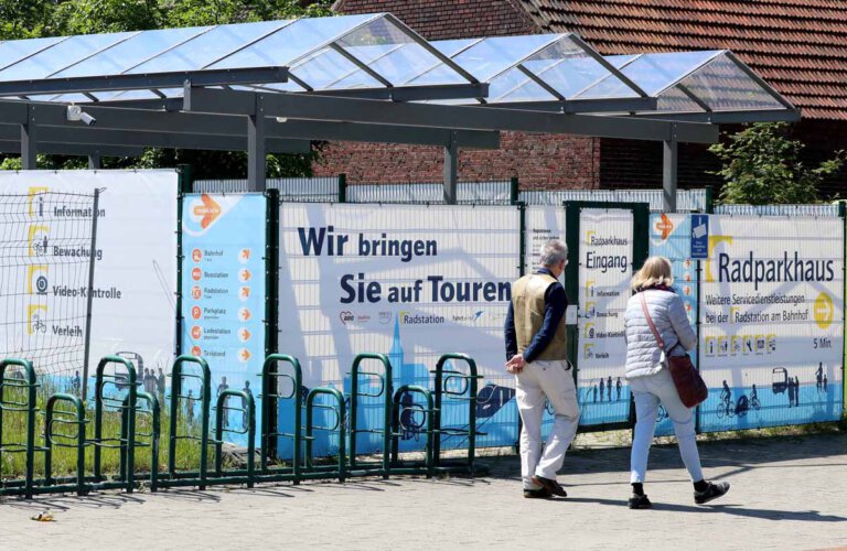 Die CDU-Fraktion kritisiert die großflächige Plakatwerbung des Radparkhauses am Busbahnhof. Foto: Volkmer