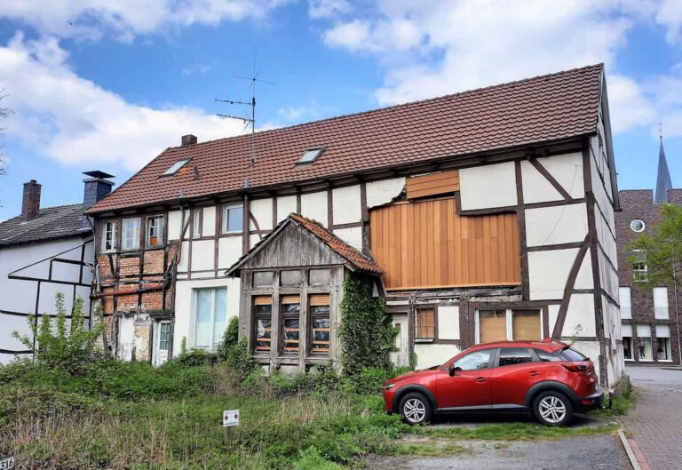 Nicht in neuem Glanz, sondern notdürftig geflickt präsentiert sich das Haus an der Südmauer 27. Foto: Gaby Brüggemann