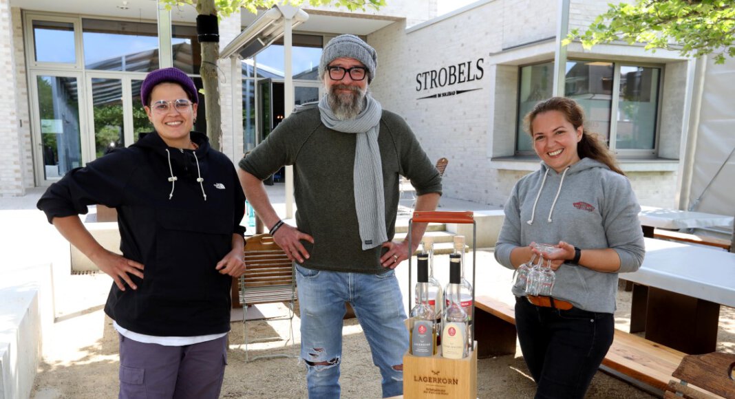 Die Betriebsleiterinnen Lena Masjoshusmann (links) und Serike Wischnewski freuen sich zusammen mit Björn Lepke, ab dem 28. Mai wieder Gäste im Stobels empfangen zu können. Foto: Volkmer