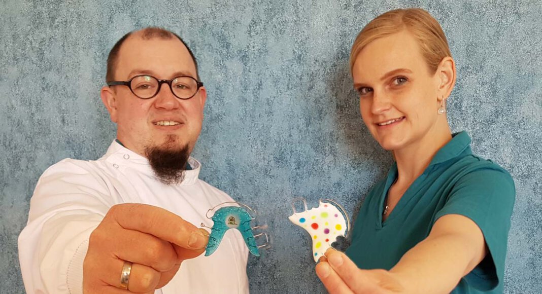 Zahntechnikerin Annika Treutmann arbeitet von nun an zusammen mit Carsten Sacher als Zweier-Team im hauseigenen Praxislabor der Fachzahnarztpraxis für Kieferorthopädie. Foto: KFO