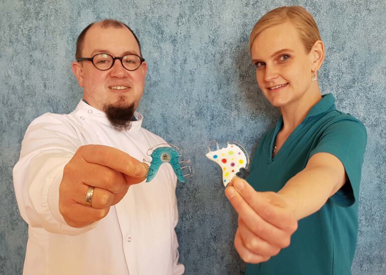 Zahntechnikerin Annika Treutmann arbeitet von nun an zusammen mit Carsten Sacher als Zweier-Team im hauseigenen Praxislabor der Fachzahnarztpraxis für Kieferorthopädie. Foto: KFO