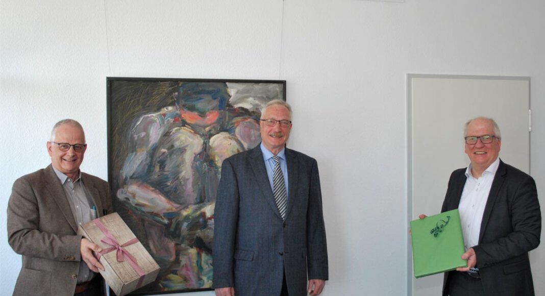 Offiziell verabschiedet wurde Frank Fischer (Mitte) am Mittwoch (28. April) von Kulturdezernent Horst Müller-Baß (r.) und Fachbereichsleiter Jürgen Grundmann (l.). Foto: Stadt Lünen
