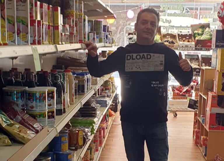 Rabeh Latifeh aus Syrien liebt den Kontakt zu seinen Kunden aus aller Welt im „Werner Markt". Foto: Privat