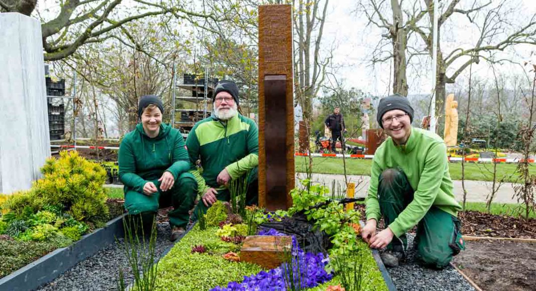 Gärtnermeister Dirk Lemm (Mitte) aus Werne erhielt mit seiner Ausstellergemeinschaft, bestehend aus Sandra Berster und Johannes Große Jäger, den Ehrenpreis der Friedhoftreuhand Berlin (FTB) für die gemeinsame Frühjahrsgestaltung eines Wahlgrabs. Foto: Schubertfoto