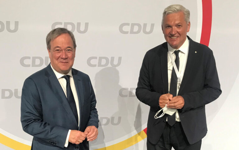 Hubert Hüppe (rechts) aus Werne, hier mit CDU-Kanzlerkandidat Armin Laschet, darf sich berechtigte Hoffnungen auf einen Wiedereinzug in den Deutschen Bundestag machen. Foto: Hüppe