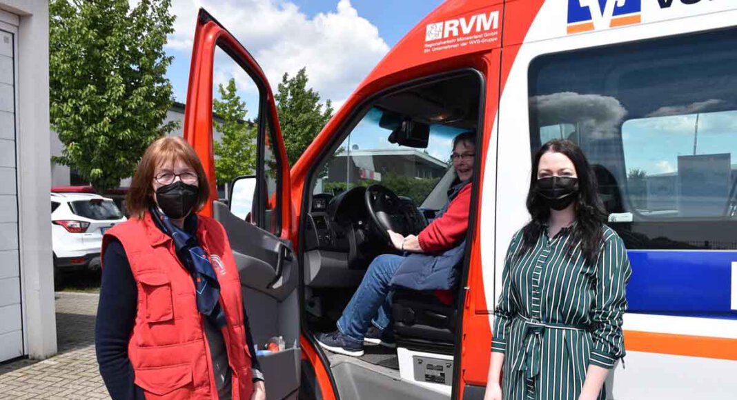 Regina Syrig (l.) und Maria Krampe freuen sich über weitere Fahrerinnen im Team des Bürgerbusses. Auch die Gleichstellungsbeauftragte Miriam Lepper (unten rechts) unterstützt interessierte Frauen bei diesem Ehrenamt. Foto: Gemeinde Ascheberg