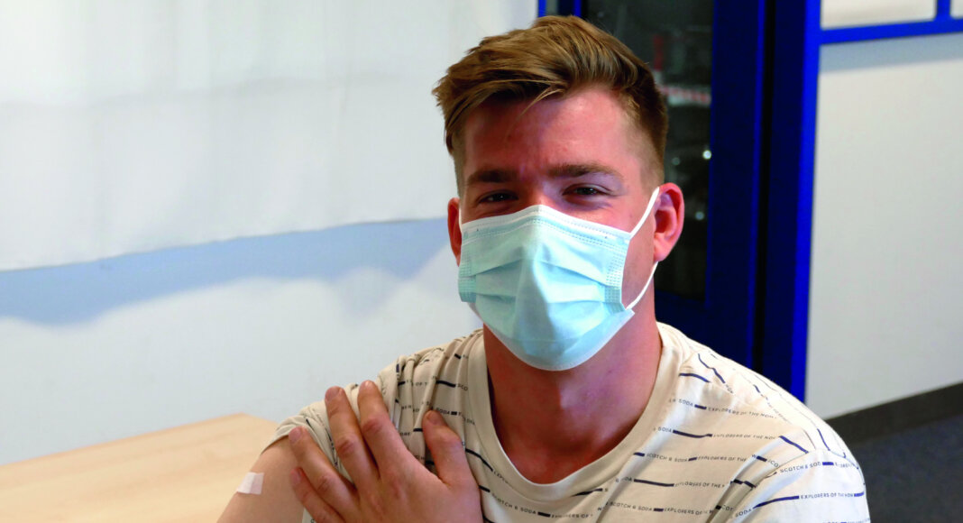 Für Felix Schroers aus dem internationalen Vertrieb erleichtert die Immunisierung zukünftig erheblich die Auslandseinsätze. Foto: Böcker