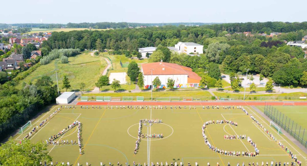 Imposante Aufnahme aus der Luft: Die Sportabzeichen-Verleihung am Anne-Frank-Gymnasium. Foto: Kreativshooting/Thomas Schütte