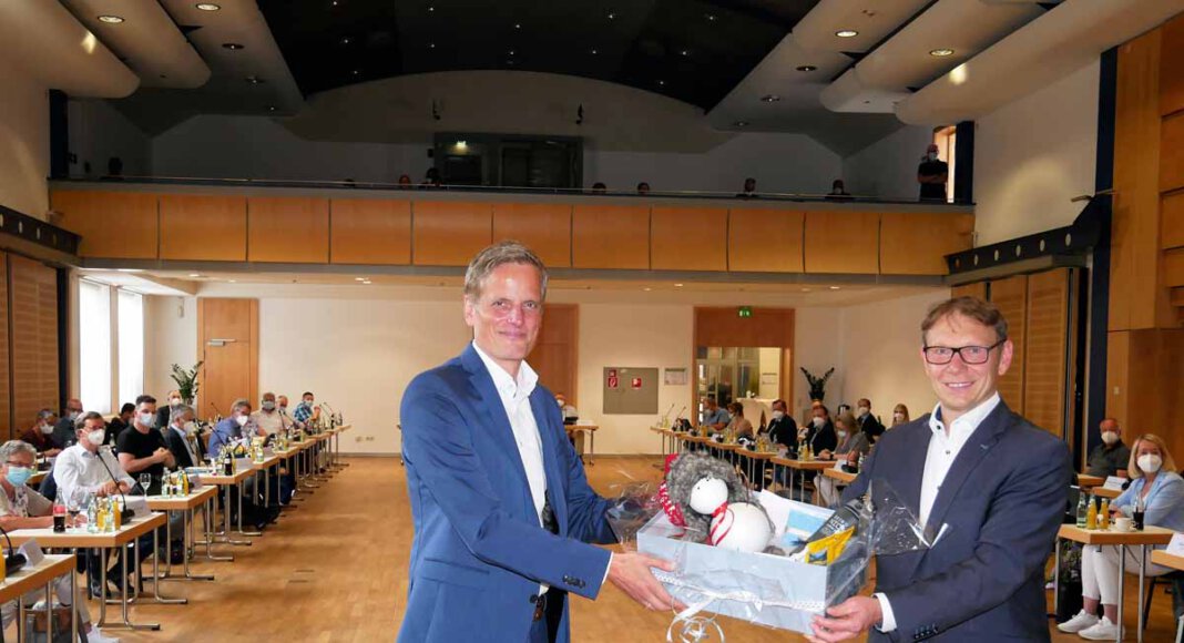 Bürgermeister Lothar Christ verabschiedete in der letzten Ratssitzung vor der Sommerpause den scheidenden Dezernenten Alexander Ruhe. Foto: Gaby Brüggemann