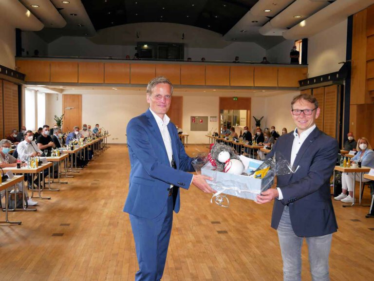 Bürgermeister Lothar Christ verabschiedete in der letzten Ratssitzung vor der Sommerpause den scheidenden Dezernenten Alexander Ruhe. Foto: Gaby Brüggemann