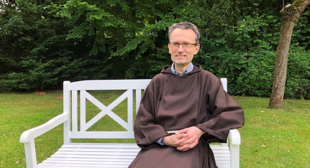 Pater Romuald freute sich über die Bank für den Klostergarten. Foto: Benno Jäger