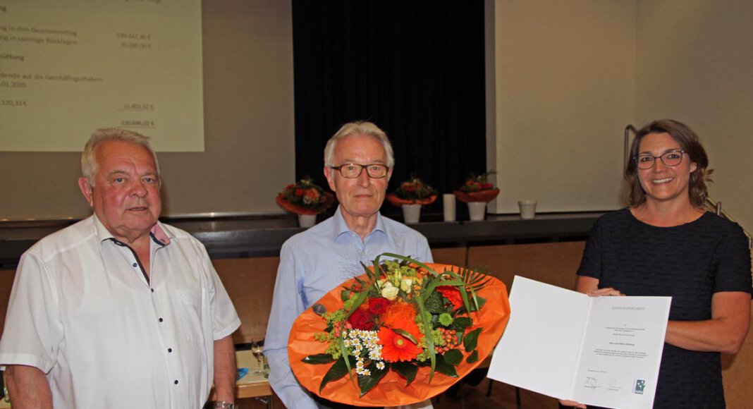 Bauverein-Urgestein Karl-Heinz Hörstrup wurde vom Aufsichtsratschef Erich Westermann (links) und Geschäftsführerin Nadine Ruck aus dem Vorstand verabschiedet. Foto: Wagner