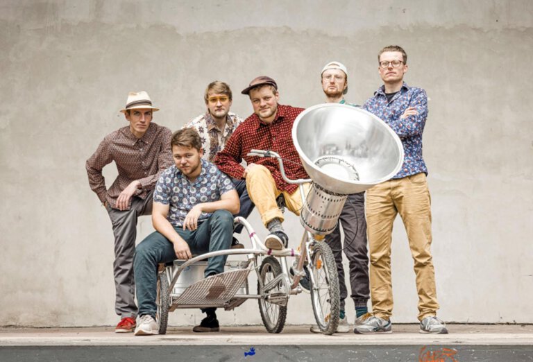 Die Reggae-Dub-Ska-Band „Betrayers of Babylon“ will mit purer Energie, unglaublicher Spielfreude, Optimismus und einer Schippe Ironie ein probates Gegenmittel gegen schlechte Laune liefern. Foto: Band