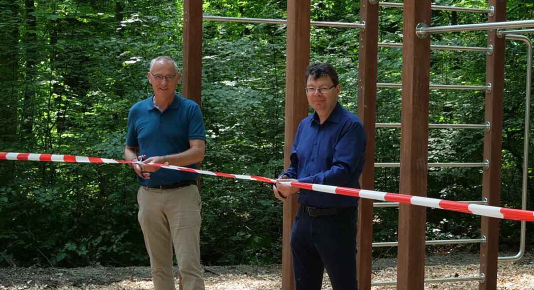 Lünens Technischer Beigeordneter Arnold Reeker (l.) und IGA-Geschäftsführer Horst Fischer (r.) haben den Volkspark Schwansbell am Freitag offiziell mit einem Banddurchschnitt vor dem Calisthenics-Gerät eröffnet. Foto: Stadt Lünen