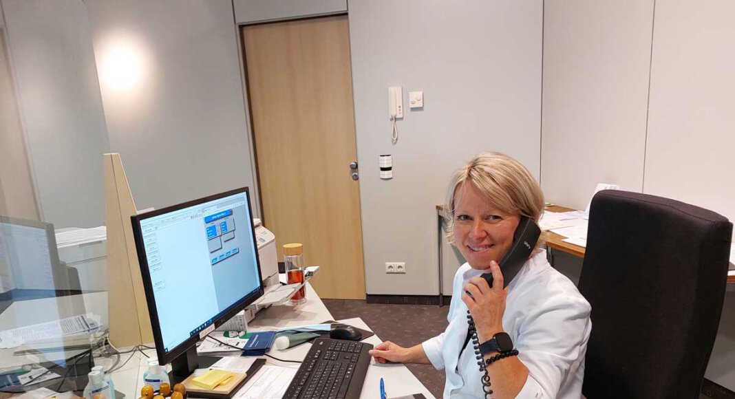 Anna Rickert und ihre vier Kolleginnen im Bürgerbüro haben alle Hände voll zu tun. Ab der kommenden Woche steht eine Schulung an. Dafür bleibt das Bürgerbüro eine Woche lang geschlossen. Foto: Wagner