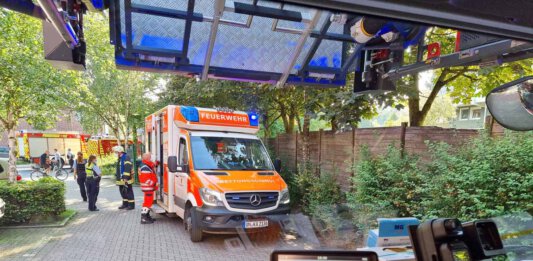 Der Rettungsdienst aus Kamen versorgte die leicht verletzte Person, die von der Feuerwehr aus einer verrauchten Wohnung an der Bahnhofstraße gerettet wurde. Foto: Feuerwehr Werne