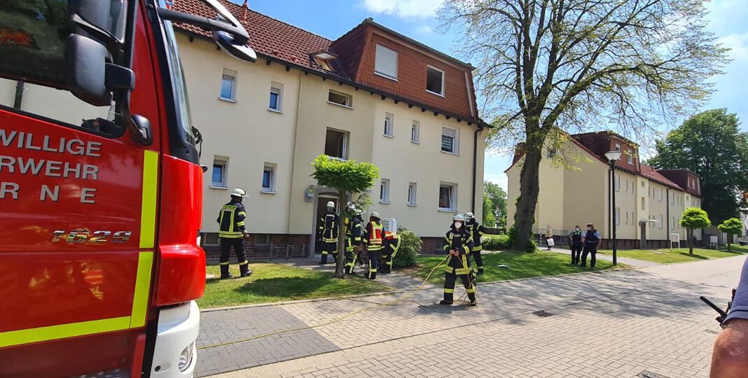 Nachbarn hatten das Piepen eines Rauchmelder sowie Qualm aus einer Wohnung in einem Mehrfamilienhaus im Ostkamp wahrgenommen und daraufhin die Feuerwehr alarmiert. Foto: Feuerwehr Werne