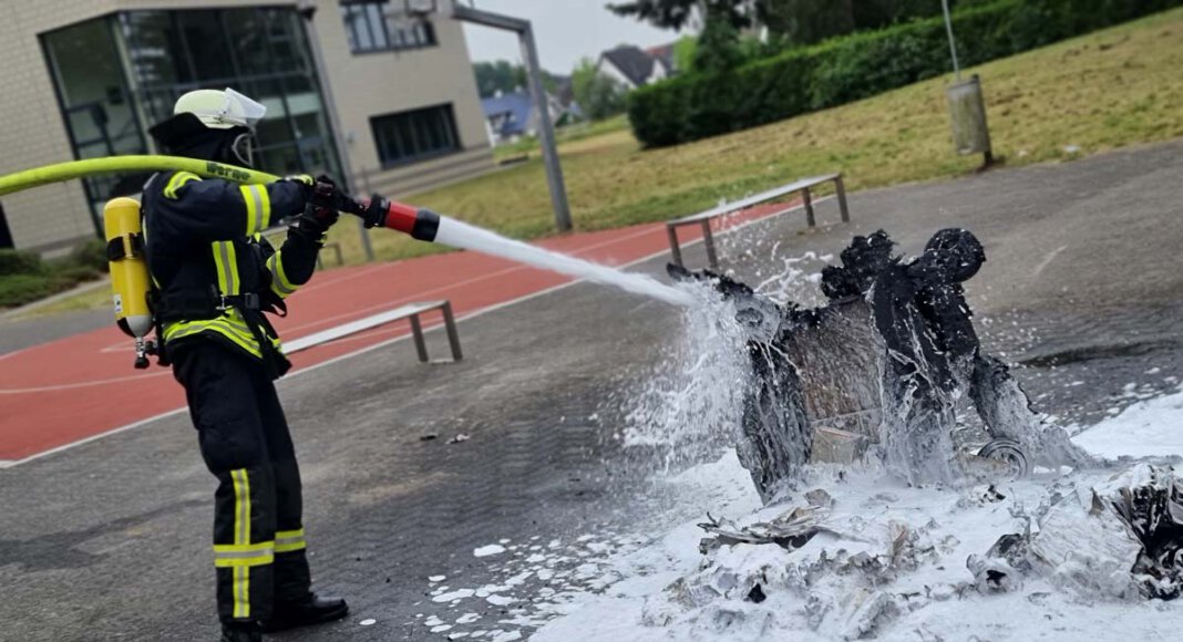 Ein Papiercontainer brannte auf dem Schulhof des Anne-Frank-Gymnasiums. Foto: Feuerwehr Werne