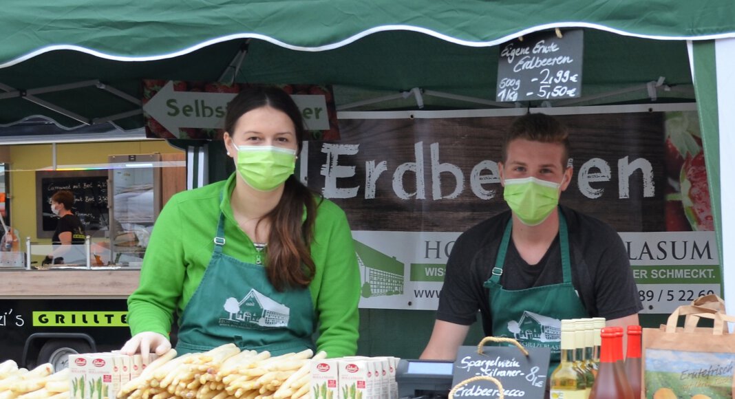 Marie Schlierkamp und Philip Reher vom Hof Schulze Blasum bieten frischgeerntete Erdbeeren und Spargel an. Foto: Prokofev