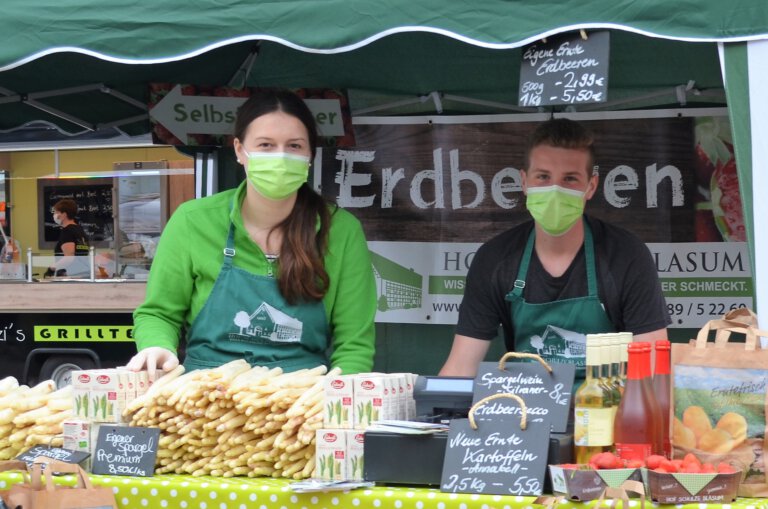 Marie Schlierkamp und Philip Reher vom Hof Schulze Blasum bieten frischgeerntete Erdbeeren und Spargel an. Foto: Prokofev