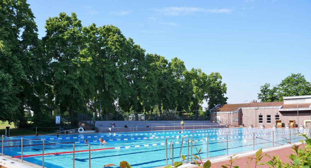 Freien Eintritt ins Familien- und Freibad für alle Kinder von sechs bis 17 Jahren gibt es in den Sommerferien. Foto: Gaby Brüggemann