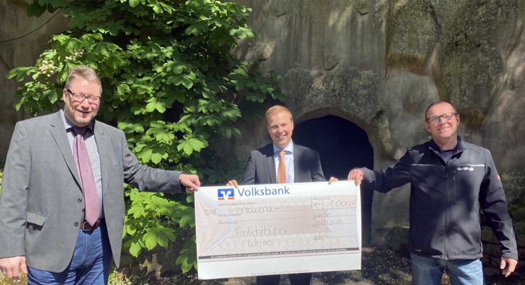 Gunar Krause (v.l.), Schatzmeister des Förderkreises der Freilichtbühne, Philipp Gärtner von der Volksbank und der Vorsitzende der Freilichtbühne Werne, Christoph Bergmann, freuten sich über die Spende. Foto: Volksbank